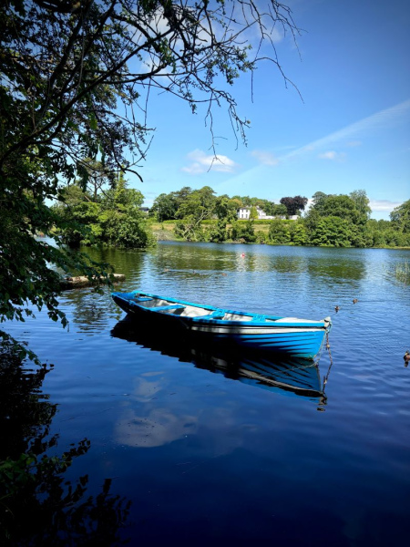 blue_boat_on_lake.jpg ( WTS - blue boat on l) blue boat on lake