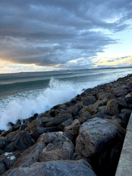 clean_waves_crashing_on_rocks.jpg ( clean waves on rocks) clean waves crashing on rocks