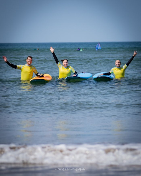 surfing_-_3_people_with_hands_up.jpg ( Surfing - 3 people w) surfing 3 people with hands up