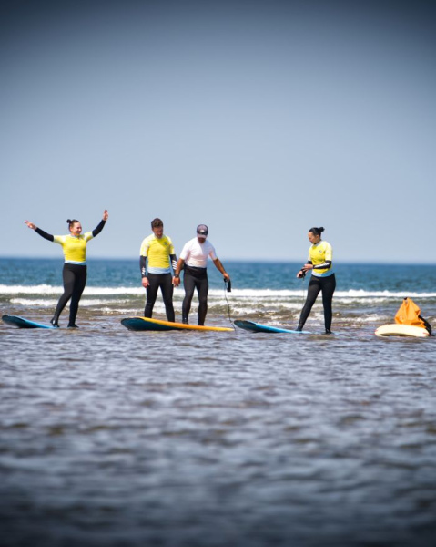 surfing_-_all_standing_in_shallow_end.jpg ( Surfing - All standi) surfing all standing in shallow end