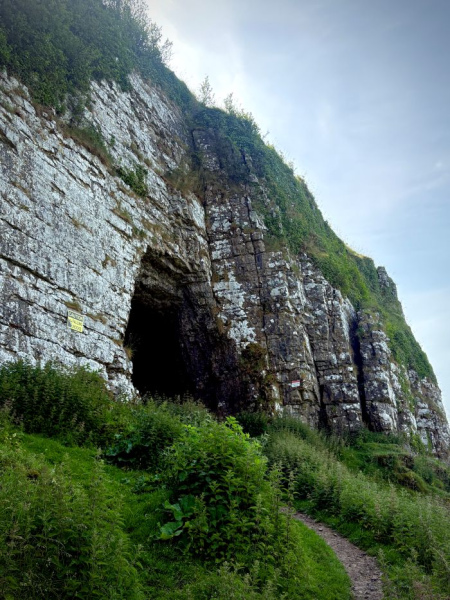walkway_to_entrance.jpg ( Caves of Keash - wal) walkway to entrance